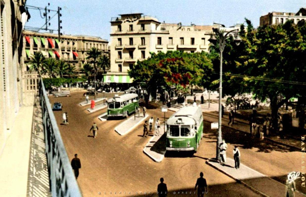 Oran - Place d'Armes- trams et autobus - 05.jpg